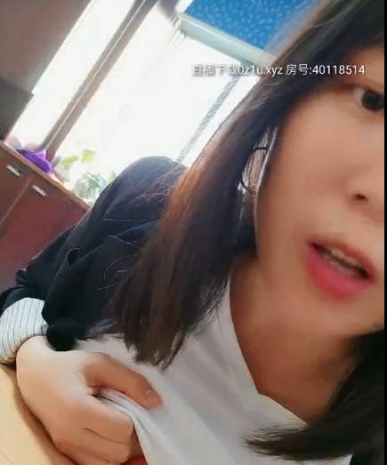 巨乳新人女主播实习女秘书在办公室内偷偷把玩巨乳直播[1V/135M]百度云