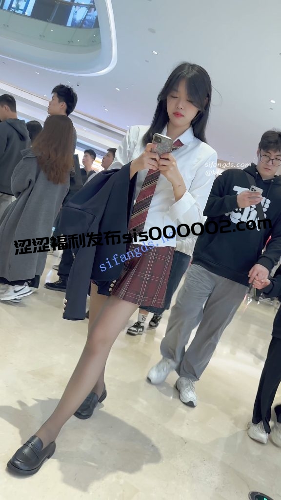 【永久专享】【KFC】JK制服学生妹逛街专注玩手机·灰色丝袜白内前后CD【1V】【408M】